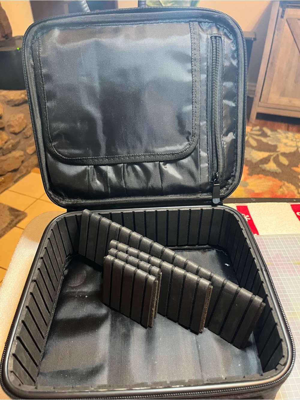 Black Makeup Carry Case - Picture 4 of 7